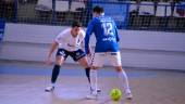 Titín defiende una jugada ante Cristian en el partido ante el Xerez.