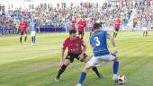 ATAQUE.Dani Espejo encara a Neftalí, durante el partido de ida disputado en Linarejos y que finalizó con 0-0 en el marcador.