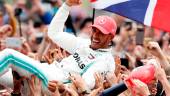 VICTORIA. El piloto británico Lewis Hamilton celebra junto con sus seguidores el triunfo conseguido en el Gran Premio de Gran Bretaña.