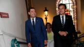 Juanma Moreno y Agustín González, camino del despacho de Alcaldía. / Agustín Muñoz / Diario JAÉN.