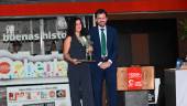Nuria Cámara y Álvaro Cañadas posan sobre el escenario de Diario JAÉN tras recoger el Premio a la Iniciativa. / Juande Ortiz.