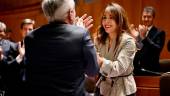 El líder del Partido Popular en Aragón, Jorge Azcón, felicita a la diputada del PP María Navarro tras ser elegida presidenta de las Cortes de Aragón. / Marcos Cebrián / Europa Press.