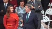 El presidente del Partido Popular, Alberto Núñez Feijóo, y la portavoz del PP en el Congreso, Ester Muñoz, durante el desfile militar del 12 de octubre. / Eduardo Parra / Europa Press.