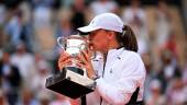 Swiatek besa el título de Roland Garros. / Twitter Roland Garros.