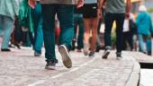 Imagen de archivo de personas andando por la calle. 