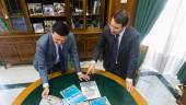  El presidente de la Diputación de Almería, Javier Aureliano García, y el diputado provincial de Turismo, Fernando Giménez. Archivo. / Diputación de Almería.