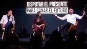 Emilio Delgado, Sarah Santaolalla y Gabriel Rufián, en el acto “Disputar el presente para ganar el futuro”.