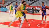 Dusan penetra a canasta durante un partido del Jaén Paraíso Interior FS Baloncesto frente al CB Alginet. 