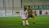 PASE. El jugador del Real Jaén Charaf intenta un pase largo ante la presión de un rival de la AD Mancha Real.