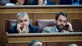 Santos Cerdán y Juan Francisco Serrano, durante una sesión plenaria en el Congreso de los Diputados. / Jesús Hellín / Europa Press.