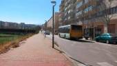 Un autobús urbano de Jaén circula por el Paseo de España.
