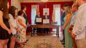 Luis Miguel Carmona y Anxo Arca presentan los documentos firmados por los que ambas poblaciones quedan hermanadas en torno a la figura del Trovador Macías.