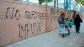 Pintadas en la fachada del Colegio Irlandesas Loreto a 17 de octubre de 2025, en Sevilla. / María José López / Europa Press.