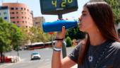 Una joven bebe agua para soportar las altas temperaturas. A 10 de agosto de 2024, en Sevilla. Archivo. / Rocío Ruz / Europa Press. 