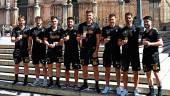 Jugadores de los dos equipos posan con el carné de abonado del Real Jaén y Jaén Paraíso Interior.