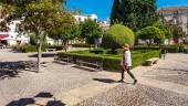 Una turista pasea por Úbeda. / Diputación de Jaén.