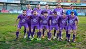 Formación del Real Jaén ante el Torredonjimeno, con Fran Hernández luciendo el brazalete de capitán, y Juanma Espinosa (abajo, tercero por la derecha).