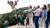La consejera de Sostenibilidad y Medio Ambiente, Catalina García, en la suelta de un ejemplar de águila imperial en el paraje del Pinar de Cánava, en Jimena. / Juan de Dios Ortiz / Europa Press.