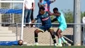 Christo protege el balón en un partido en la Liga Catalana. / Gavà.