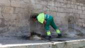 Un operario municipal se acerca a beber agua en el Pilar del Arrabalejo. / Jason Moyano / Diario JAÉN. 
