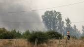 Vista del incendio, en Miñambres de la Valduerna, León. / Fernando Otero / Europa Press.