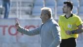 ORDEN. El entrenador del Linares Deportivo, Juan Arsenal, da instrucciones a sus jugadores en La Victoria.