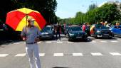 EN MADRID. Un manifestante utiliza una mascarilla protectora mientras lleva un paraguas con los colores de la bandera española durante una protesta organizada por Vox contra la gestión del Gobierno de la crisis sanitaria del coronavirus.