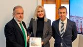 De izquierda a derecha: Francisco Lechuga; la Primera Teniente de Alcalde, María Espejo; y el alcalde de Jaén, Julio Millán. / Ayuntamiento de Jaén.