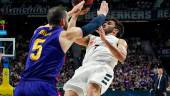 CLÁSICO. Facu Campazzo y Pau Ribas, durante un partido entre Real Madrid y Barça.