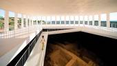 Vista general del interior de la escalera que conduce hacia el yacimiento en el que se encuentra la Cisterna romana de “La Calderona” en Porcuna.