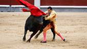 Emilio de Justo durante su faena en la corrida de toros de la prensa en la plaza de las Ventas, a 4 de junio de 2023. / Europa Press.
