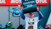 ALEGRÍA. El piloto mallorquín, con una camiseta conmemorativa, alza un cartel que le acredita como campeón.