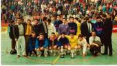 Juan Aguilera, agachado primero a la derecha, celebra con el equipo la Copa de Europa de 1991.