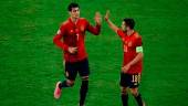 Morata y Jordi Alba, durante el primer partido ante Suecia en Sevilla.