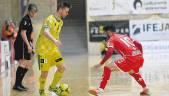 JUgada. Jordi Campoy controla el balón en el partido con el Jimbee Cartagena FS.