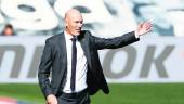 GESTOS. Zinedine Zidane sigue el desarrollo del partido de Liga frente al Huesca.