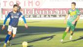 líderes de tercera. Jonathan Rosales, capitán del Linares Deportivo, conduce un balón durante un encuentro.