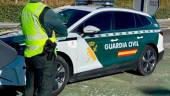Un agente de la Guardia Civil junto a un vehículo oficial. Archivo. / Guardia Civil.