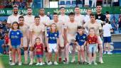 La alineación del Linares Deportivos antes del partido frente al Antequera CF durante el XXXVII Trofeo del Olivo que resultó 1-0 para los azulillos. / Antonio del Arco. 
