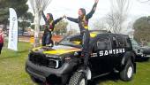 Las hermanas Mónica y Marta Plaza con el vehículo con el que competirán. 