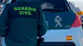 Un agente de la Guardia Civil de espaldas y junto a un vehículo oficial del cuerpo. / Guardia Civil / Archivo Eur