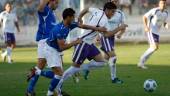 Fernando progresa con el balón en un partido ante el Écija Balompié. / Manuel Contreras.