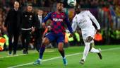 CLÁSICO. Nelson Semedo y Mendy luchan por un balón dividido en el partido disputado en el Camp Nou. 