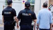 Agentes de Policía Nacional en el exterior de la casa del exministro de Transportes José Luis Ábalos. / Rober Solsona / Europa Press. 