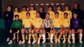Adolfo Boni, tercero a la derecha sentado, en una imagen en la que aparecen Dani Rodríguez, Paco Ortega, Paco Gómez, Willy y otros veteranos, como Tello, Catena, Sidney y Javi Polo. / Jaén FS.