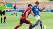 Álex Caramelo controla el balón en una jugada del partido de la primera vuelta. / Antonio del Arco.