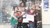 2018. El dueño del estanco marteño, Mariano Castro, celebra con una empleada y su familia el premio en aquella mañana fría y con nieve del 6 de enero. 