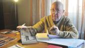 Bernardo Ruiz López, autor de “Sublime amistad”, sostiene entre sus manos otra de sus creaciones, la novela “Una ciudad con entrañas”, que vuelve a situarse en la ciudad de Jaén. / Francisco Gaitán / Diairo JAÉN. 