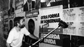 UN LARGO CAMINO. 1979: Manuel Anguita, referente de la izquierda jiennense (PCE e IU) pega carteles de la coalición. / Archivo Histórico de Diario JAÉN.