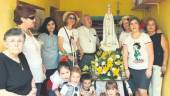 DEVOCIÓN. Un grupo de vecinas, con la imagen de la Virgen de Fátima, muy venerada en Las Casillas. 